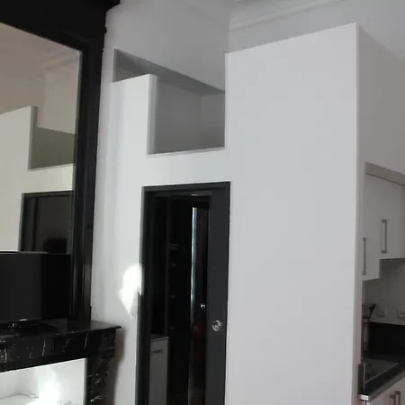 Les Cariatides Homestay *